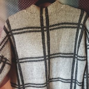 Line pattern sweater